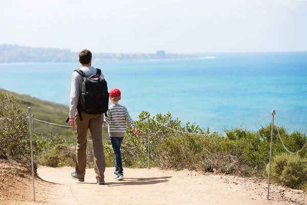 Family of two hiking — Stock Photo, Image