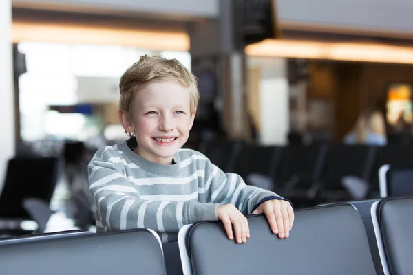 Chłopiec na lotnisku — Zdjęcie stockowe