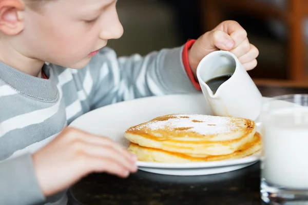 Boy eating breakfast — Stock Photo, Image