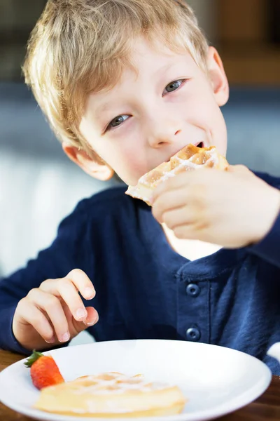 Niño desayunando — Foto de Stock