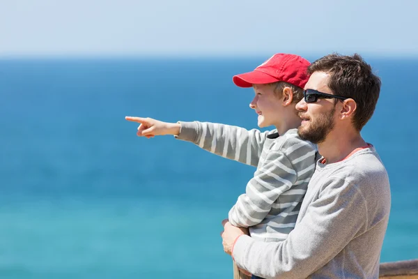 Deniz kenarında bir aile — Stok fotoğraf