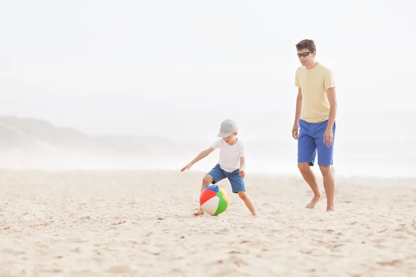 Familie spielt mit Ball — Stockfoto