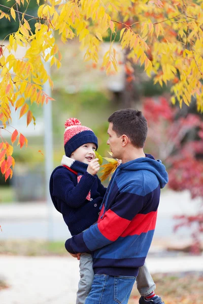 Famiglia in autunno — Foto Stock