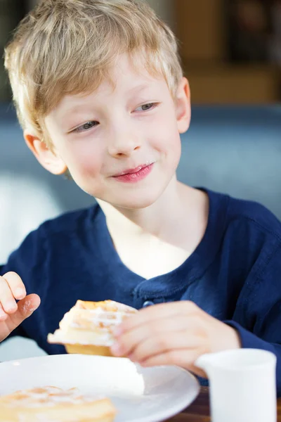 Kid eating waffles — Stock Photo, Image
