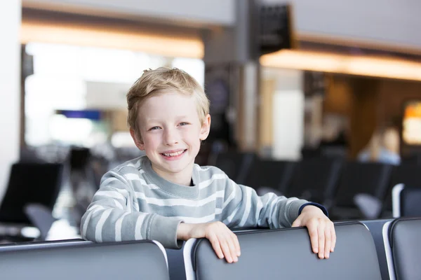 Niño en el aeropuerto —  Fotos de Stock