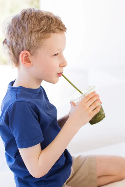 Kind genieten van smoothie — Stockfoto