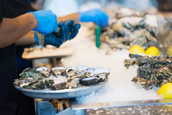 Process of shucking oysters — Stock Photo, Image