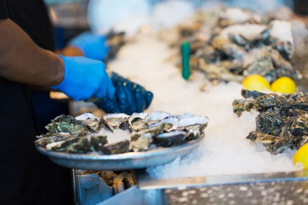 Proceso de arrojar ostras — Foto de Stock