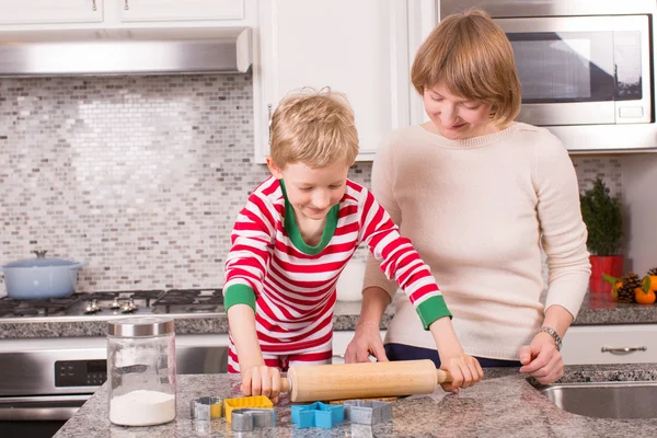 Plätzchen backen zur Weihnachtszeit — Stockfoto