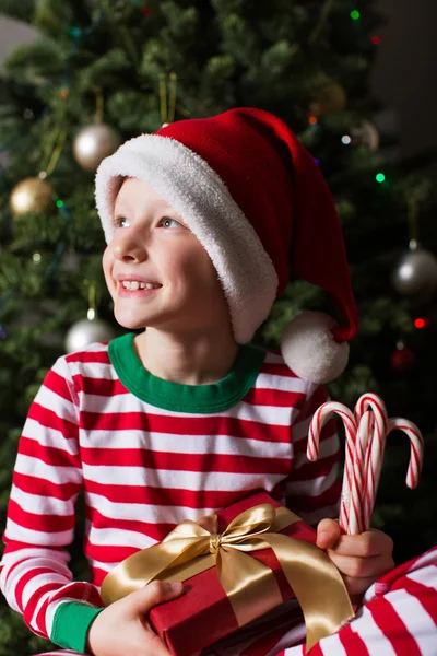 Niño en Navidad. Imágenes De Stock Sin Royalties Gratis