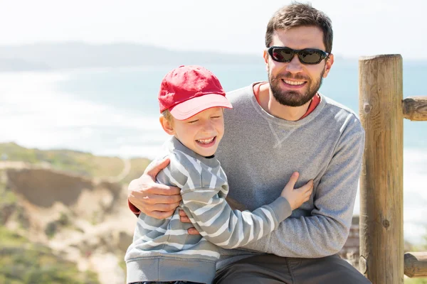 Padre e hijo jugando —  Fotos de Stock