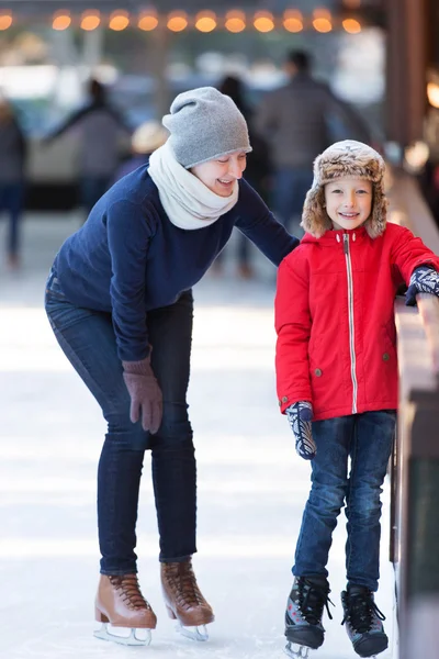 Family ice skating — Stock Photo, Image