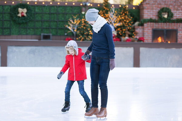 Семейное катание на коньках
