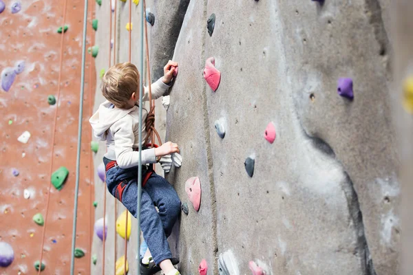 Kid rock climbing — Stock Photo, Image