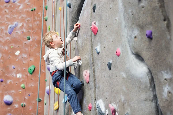 Criança escalada de rocha — Fotografia de Stock