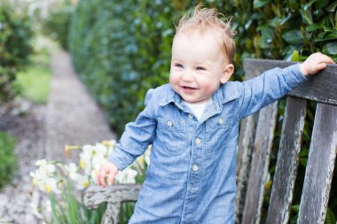 parkta yürümeye başlayan çocuk