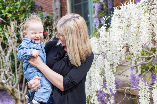 Moeder- en kindervoeding in het park — Stockfoto