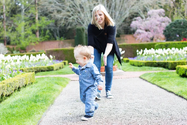 Anne ve parkta yürümeye başlayan çocuk — Stok fotoğraf