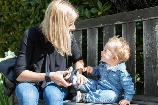 Mor och barn i parken — Stockfoto