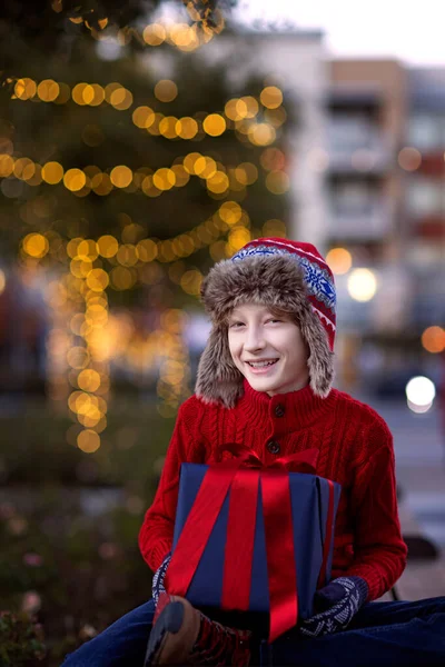 Uśmiechnięty Chłopiec Gospodarstwa Boże Narodzenie Obecny Korzystających Zewnątrz Czas Wakacji — Zdjęcie stockowe