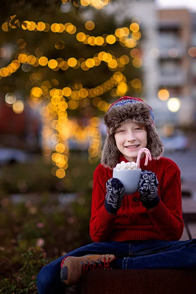 Leende Pojke Hålla Kopp Med Varm Choklad Marshmallows Och Godis — Stockfoto