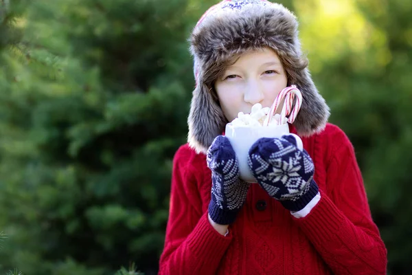 Sonriente Niño Alegre Sosteniendo Taza Con Chocolate Caliente Malvaviscos Bastones — Foto de Stock