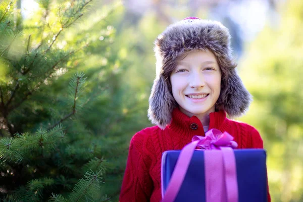 Sonriente Niño Alegre Sosteniendo Bien Envuelto Regalo Navidad Disfrutando Navidad — Foto de Stock