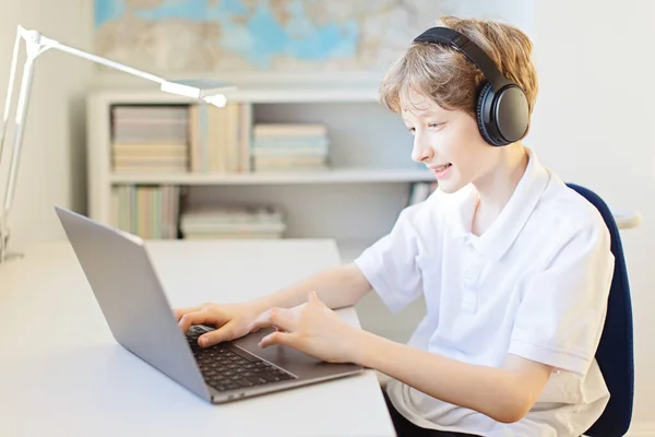 Positief Denkende Jongen Online Leren Thuis Tijdens Coronavirus Pandemie Met Stockfoto