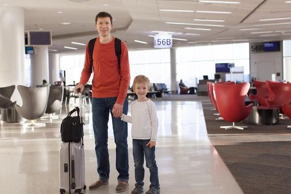 Familie op de luchthaven — Stockfoto