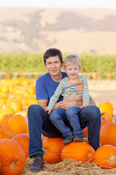 Famiglia al cerotto di zucca — Foto Stock