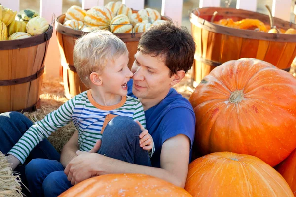 Familie op pompoen patch — Stockfoto