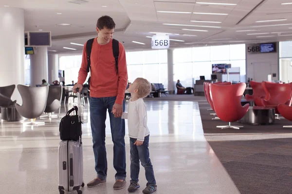 Family at airport — Stock Photo, Image