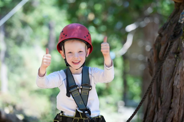 Ragazzo al parco avventura — Foto Stock