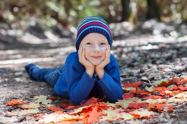 Niño en otoño — Foto de Stock