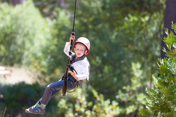 Ragazzo al parco avventura — Foto Stock