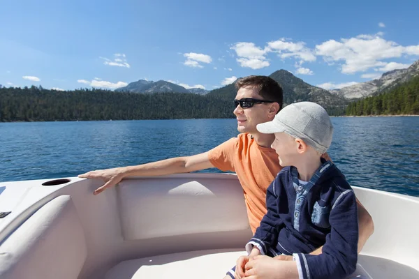 Familienbootfahren — Stockfoto