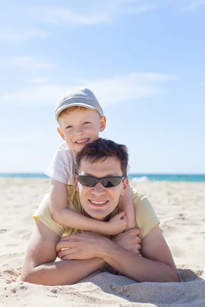 Famiglia in spiaggia — Foto Stock