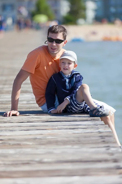 Familjen vid kaj — Stockfoto