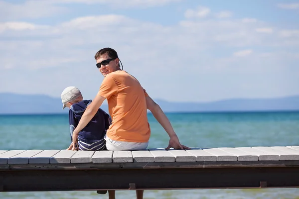 Familie op het dock — Stockfoto