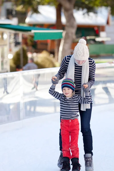 Patinaje sobre hielo familiar —  Fotos de Stock