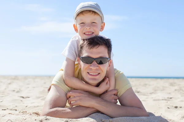 Family at the beach — Stock Photo, Image