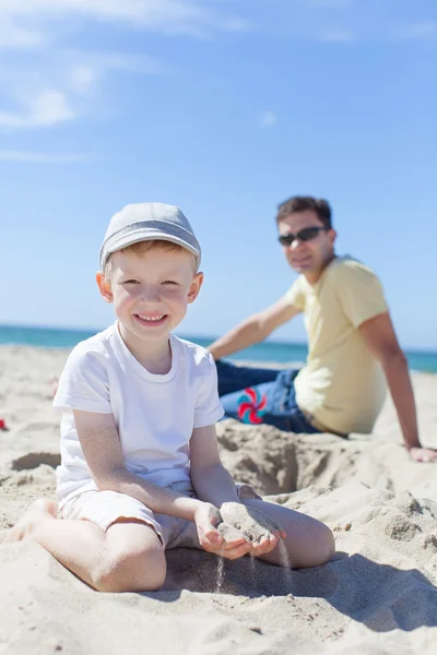 Rodzina na plaży — Zdjęcie stockowe