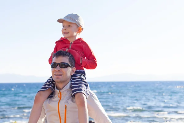 Familie aan het meer — Stockfoto