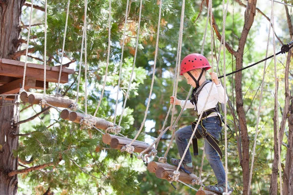 Bambino nel parco avventura — Foto Stock