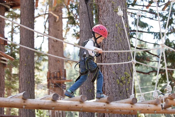 Niño en el parque de aventuras — Foto de Stock