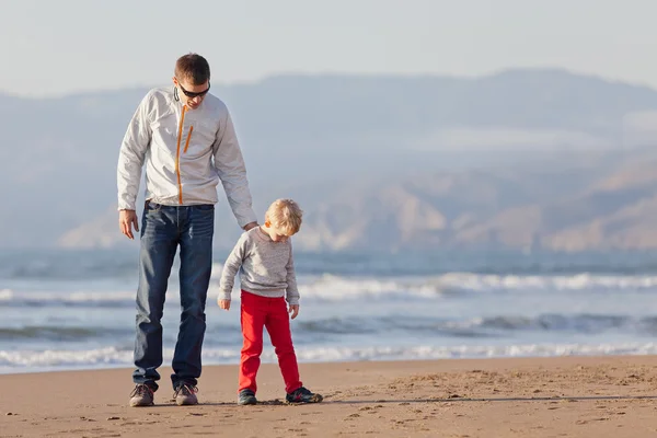 Familia en la playa californiana —  Fotos de Stock