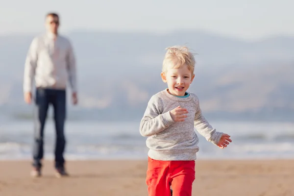 Famiglia sulla spiaggia californiana — Foto Stock