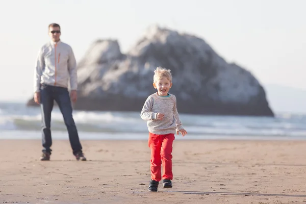 Familia en la playa californiana —  Fotos de Stock