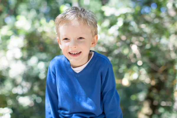 Niño en el bosque — Foto de Stock