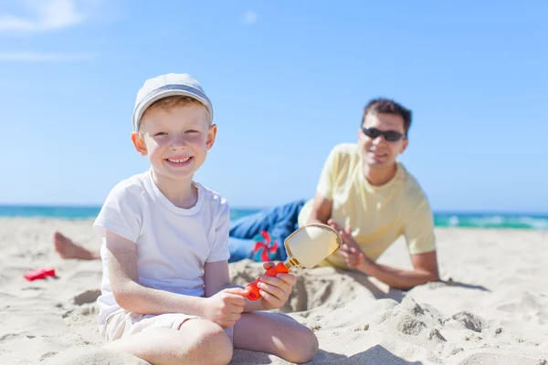 Famiglia in spiaggia — Foto Stock